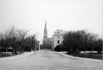 Skara. 
Järnvägsgatan från Skaraborgsgatan.
Stadshotellet till vänster o Skara Domkyrka i fonden.
Fotot taget från järnvägsstationen före 1904.