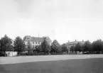 Charlotte Hermanson, f. 1852, drev fotoateljé på Torggatan 47 i Skara under åren 1885-1916. Filial i Lundsbrunn.

Skara Läroverks skolgård med Skara Stadshotell framför.