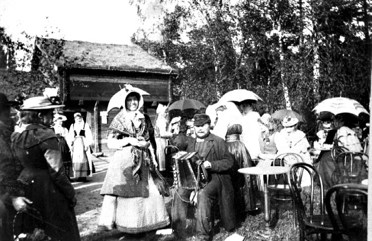 Vid Kyrkhultstugan på Skansen