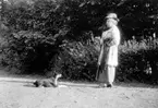 Agnes de Frumeries samling, Danderyd. Agnes de Frumerie och hunden Pompom, Hindås.