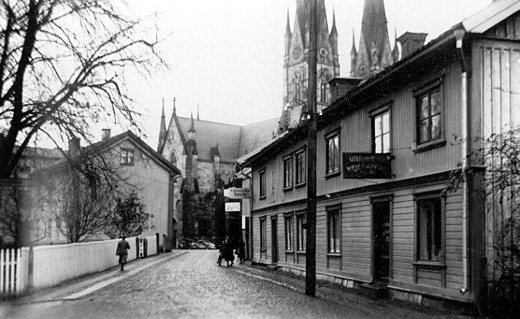Skara, Malmgatan 96.
G. Johanssons Åkeri.
Varnhems Mejeriaffär.

Ingenjör Ernst Lefvanders samling, Skara.