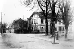 Krabbelund med Trybomska huset i bakgrunden.
OBS! Prubbabrunnen mitt i Skolgatan.