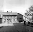 Skara.
Blads speceriaffär numera Turistbyrå. Taget mot öster, april 1964 från Biblioteksgatan.