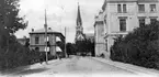 Skara. Järnvägsgatan, med Stadshotellet till höger och Domkyrkan i bakgrunden.

Ingenjör Ernst Lefvanders samling, Skara.