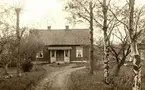 Heljesgården, Bolum med gamla och nya huset före 1924.

Gården tillhör numera Västergötlands museum.