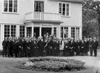 Begravning av Gustav Bergkvist, Norra Lundby.
Samling vid Klostergården, Varnhem 1960-talet.