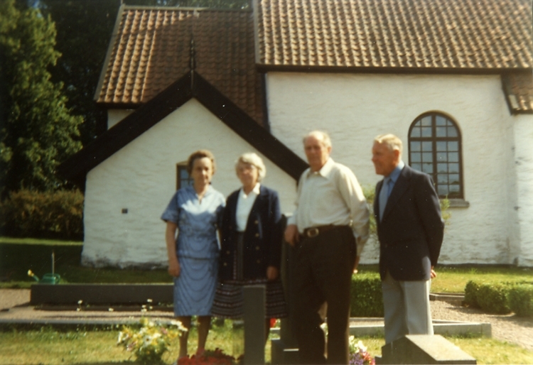 Högstena kyrka.
Tore och Lilly (kusin till Lars Eriksson) Johansson med flera 1960-talet.