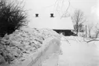 Sträng vinter vid Heljesgården. Snövall år 1940.