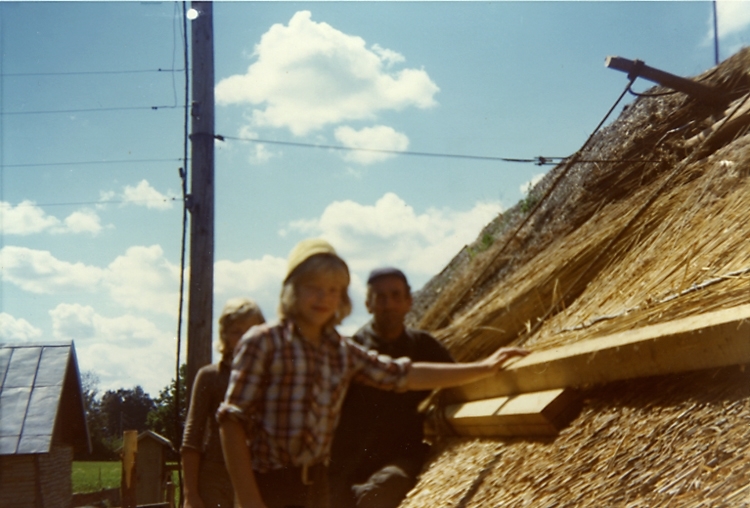 Lars och Göran Sandahl hjälper Lars  Eriksson att lägga vasstak på Heljesgårdens ladugård c:a 1972.