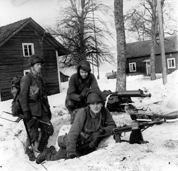 Thure Elgåsen. f. 26/6 1910. d. 6/9-1985. 
Tivedenkännare, konsthantverkare, scoutledare och hembygdsföreningsman.
I övrigt se personarkiv i Västergötlands museum, Skara.