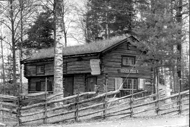 Thure Elgåsen. f. 1910. d. 6/9-1985. 
Tivedenkännare, konsthantverkare, scoutledare och hembygdsföreningsman.
Övrigt se personarkiv i Västergötlands museum.