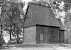 Undenäs. 
Den stora treskeppiga nygotiska korskyrkan med torn och tresidigt kor byggdes 1892-94 sedan den föregående medeltida träkyrkan brunnit. 
Skaga medeltida stavkyrka, riven 1825, var en känd offerkyrka; 
en rekonstruktion uppfördes 1957-58 efter Erik Lundbergs ritningar.

http://www.ne.se/jsp/search/article.jsp?i_art_id=335527