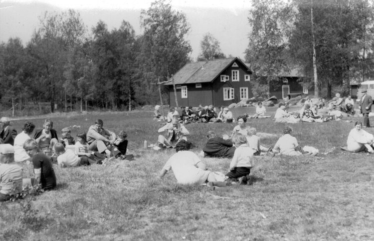 Thure Elgåsen. f. 26/6-1910. d. 6/9-1985. 
Tivedenkännare, konsthantverkare, scoutledare och hembygdsföreningsman. 

I övrigt se personarkiv i Västergötlands museum, Skara.