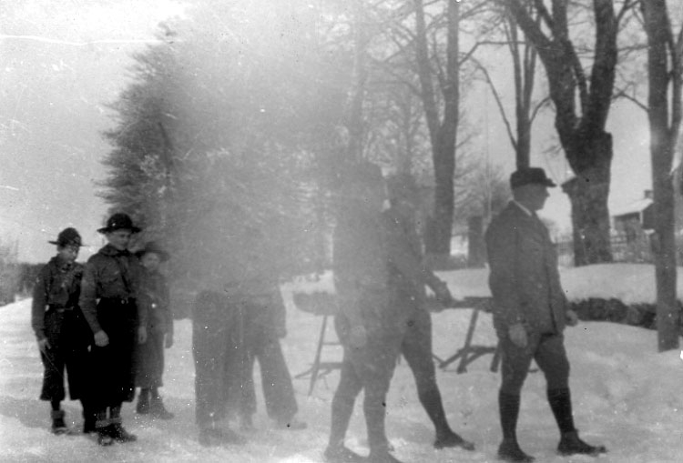 2002-03-20,AS. Thure Elgåsen. f. 1910. d. 6/9-1985. Tivedenkännare, konsthant-
verkare, scoutledare och hembygdsföreningsman.
I övrigt se personarkiv i Västergötland museum.
Bernadotte af Wisborg, Folke, 1895-1948, greve, idrotts-, scout- oc rödakorsledare, internationell medlare; jfr släktartikel Bernadotte. År1937 blev B. ledare för den svenska scoutrörelsen och 1943 vice ordförande i Svenska Röda korset.
Se artikel i NE:http://www.ne.se/jsp/search/article.jsp?i_art_id=127551