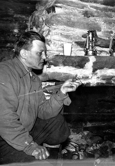 2002-03-20,AS. Thure Elgåsen. f. 1910. d. 6/9-1985. Tivedenkännare, konsthant-
verkare, scoutledare och hembygdsföreningsman.
I övrigt se personarkiv i Västergötland museum.