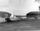 Oxdjupet vid Oskar-Fredriksborgs fästning, Vaxholm, 1937.

Vaxholms fästning, befästningar anlagda för att försvara inloppet till Stockholm. Gustav Vasa lät 1549 bygga ett torn på Vaxholmen för att spärra inloppet vid Kodjupet, och efter hand tillkom andra anläggningar, bl.a. tornet Fredriksborg vid Oxdjupet. Sitt nuvarande utseende fick anläggningen på Vaxholmen efter en total ombyggnad, färdig 1863, men den var redan då omodern. Försvaret byggdes ut ytterligare under 1800-talets senare del med bl.a. Oscar-Fredriksborgsfortet vid Oxdjupet.
http://www.ne.se/jsp/search/article.jsp?i_art_id=340203
Nationalencyklopedin 2002-03-15