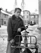 Skara. 
Marumsgatan 4.
Roland Johansson på Hallbergs bakgård. (1952?)