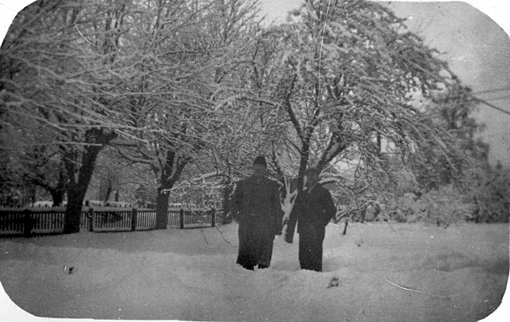 I 25 år var pastor Fritz Petterson verksam där tills han avgick med pension 1933. Samma år företog han en jordenruntresa till många missionsstationer från olika samfund. Resan varade i 2-3 år. 1897-1904 var han pastor i Skövde missionsförsamling. Pastor Peterson var född 8/1 1966, dog 7/4 1941. Son till skräddarmästare C.G. Pettersson, Törestorp, Daretorp, utanför Tidaholm.

Skräddarmästare Carl G. Petterssons samling, Törestorp, Daretorp. Fotona är från slutet av 1800-talet till början av 1900-talet.