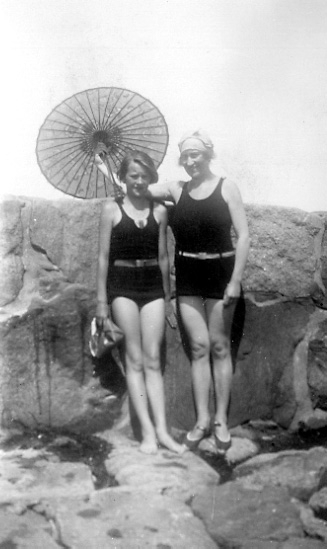 Lerhamn Juli 1930: Britt och Margit Fellenius.

inv. nr. 86879.