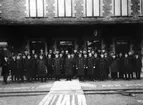 Järnvägspersonal på Skara station i början av 1930-talet. 
Personerna är från vänster i främre raden: A. Lindroth, M. Bobeck, G. Hultman, G. Eldh, E. Holm, A.G. Eldh, O. Ryberg, G.L. Dahlén, J. Swenson, G. Ahlberg, A. Malke, F. Svensson, L. Nottberg, O. Sandh, O. Jönsson, J.A. Berg, E. Abrahamsson, B. Olsson, O. Carlsson, F. Lundblad, G. Lundstedt, J.A. Johansson, T. Ekelöv.
Övre raden: E. Broberg, C. Edström, K.V. Johansson, Alf. Johansson, F. Djerf, okänd, B. Johansson, P. Schaugh, D. Ekström, I. Lundberg, Ax. Jonsson, O. Krook, L. Johansson, Ax. Lundberg.