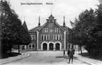 Skara station från Järnvägsgatan omkring 1920-talet.
Vykort.