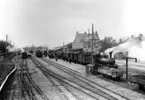 L.S.S.J. (Lidköping-Skara-Stenstorps Jernväg).
Skara station med persontåg mot Gårdsjö. Foto från 1925.