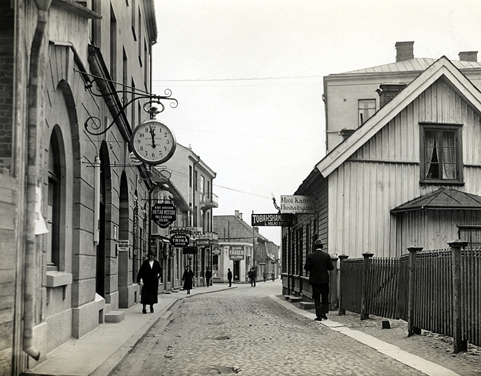 Mjöl; Kaffe & Hushållsaffär, S. Wensel 

Tobakshandel; L. Holms Eftr

Bergenson Urhandel

Karl Hansson; Hattar Mössor Pälsvaror Herrekipering

F O Högbergs Bosättningsaffär

Skara Färgeri; Carl L