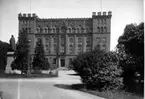 Byggnaden är Akademiska Föreningens hus, (AF-borgen). Statyn till vänster föreställer Esaias Tegner