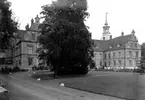 Karsholms slott, Kristianstad.

Karsholm, slott, är känt sedan 1300-talets början. Den trelängade slottsanläggningen, av sten och tegel i två våningar med två åttkantiga hörntorn, byggdes ca 1600-27. Exteriörens nuvarande renässansprägel tillkom vid en ombyggnad 1862 efter den danska arkitekten Christian Zwingmanns förslag. 
http://www.ne.se/jsp/search/article.jsp?i_art_id=222457