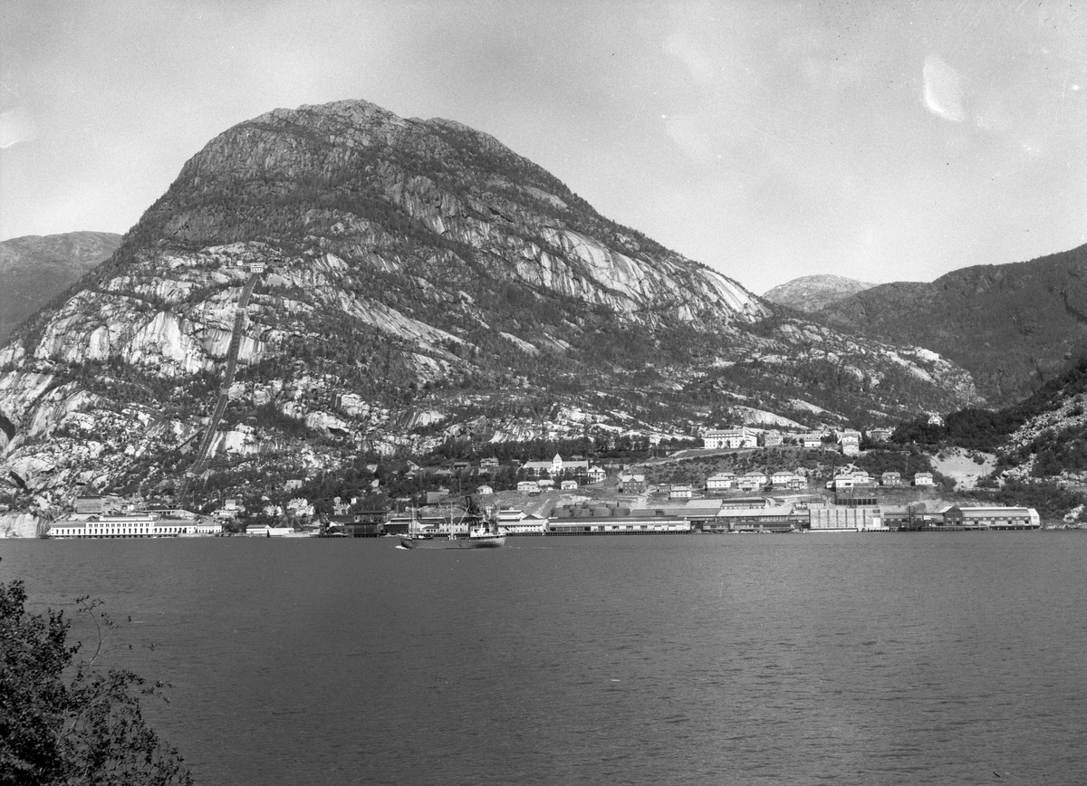 Tyssedal sett frå vestsida av Sørfjorden