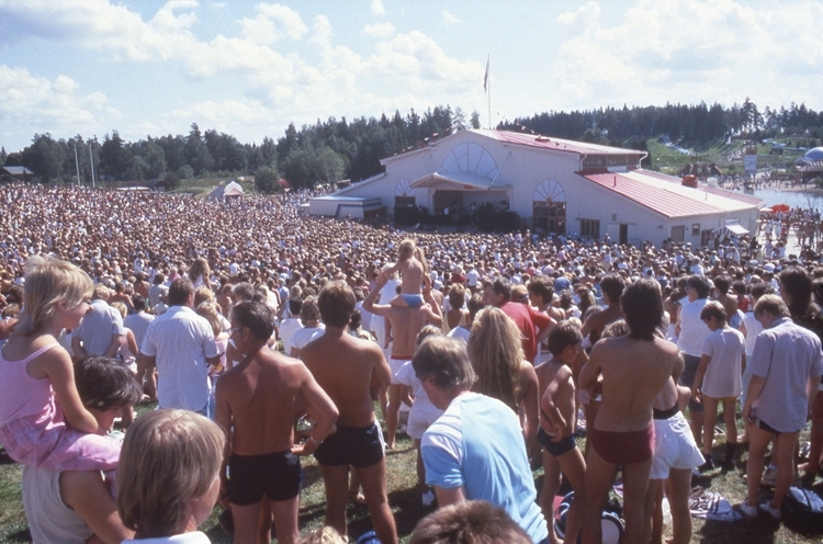 Publikhav vid uppträdande på Sommarland.