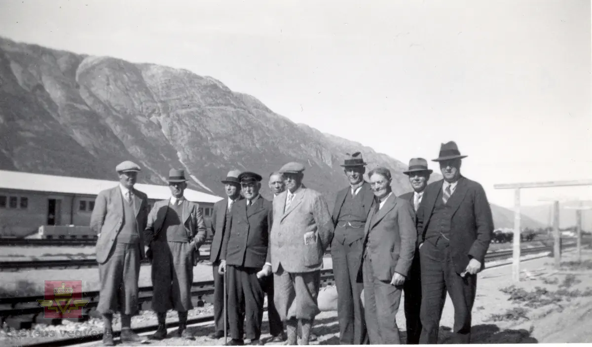 Nord-Norgetur 1937. Håndskrevet tekst til bildene: "Hr. Veidirektør Bålsrud, Oslo. Sender herved noen av de billeder, som blev tatt på Nord-Norgeturen 1937. Med hilsen K. Fonstad". Sannsynlig er disse bildene i tilknytning til et minnealbum med deltagere i veg- og jernbanekomiten i Troms, 1937. Bla videre med pilen til høyre: 
Bilde 2) Fotonr NVM00F35737
Bilde 3) Fotonr NVM00F35738
Bilde 4) Fotonr NVM00F35739
Bilde 5) Fotonr NVM00F35740
Bilde 6) håndskrevet notat som lå ved bildene