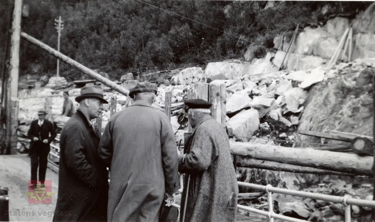 Nord-Norgetur 1937. Håndskrevet tekst til bildene: "Hr. Veidirektør Bålsrud, Oslo. Sender herved noen av de billeder, som blev tatt på Nord-Norgeturen 1937. Med hilsen K. Fonstad". Sannsynlig er disse bildene i tilknytning til et minnealbum med deltagere i veg- og jernbanekomiten i Troms, 1937. Bla videre med pilen til høyre: 
Bilde 2) Fotonr NVM00F35737
Bilde 3) Fotonr NVM00F35738
Bilde 4) Fotonr NVM00F35739
Bilde 5) Fotonr NVM00F35740
Bilde 6) håndskrevet notat som lå ved bildene