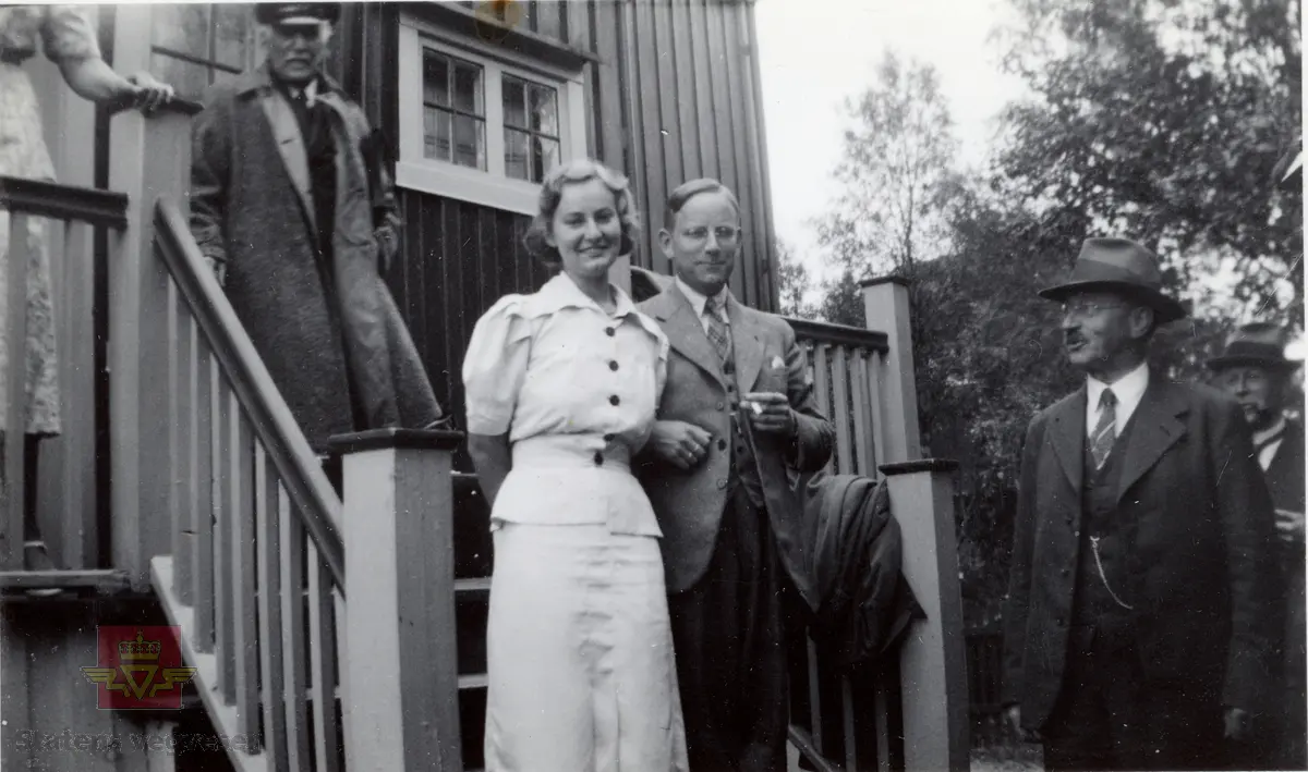 Nord-Norgetur 1937. Håndskrevet tekst til bildene: "Hr. Veidirektør Bålsrud, Oslo. Sender herved noen av de billeder, som blev tatt på Nord-Norgeturen 1937. Med hilsen K. Fonstad". Sannsynlig er disse bildene i tilknytning til et minnealbum med deltagere i veg- og jernbanekomiten i Troms, 1937. Bla videre med pilen til høyre: 
Bilde 2) Fotonr NVM00F35737
Bilde 3) Fotonr NVM00F35738
Bilde 4) Fotonr NVM00F35739
Bilde 5) Fotonr NVM00F35740
Bilde 6) håndskrevet notat som lå ved bildene