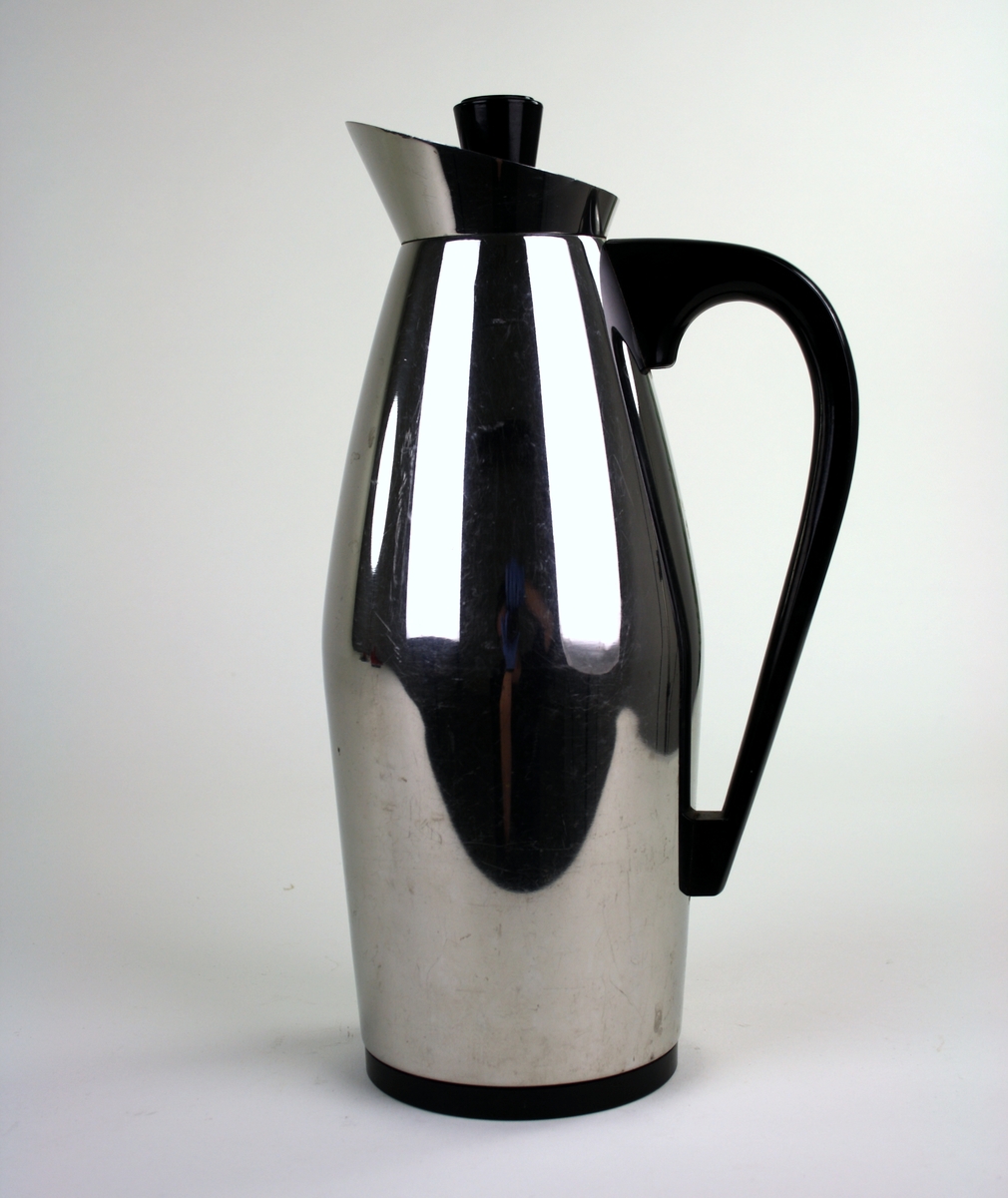 Termos kaffekanna, Sissi rostfritt stål tillverkad av Nils Johan. Bottenplatta i svart plast samt handtag och knopp i samma material.