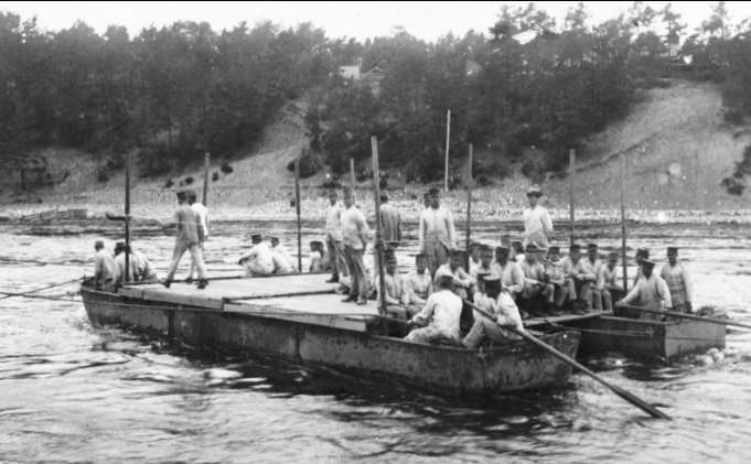 Ing 2, broslagningsövningar vid Göta älv med lätt krigsbro (Pontonbro), 1920-talet. Förstoring 35 x 55 cm. Neg finns.