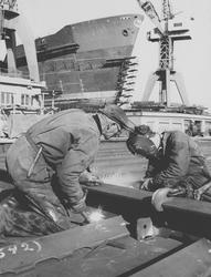 Kockums mek verkstad, Malmö.  Svetsning av profilstag till s