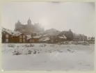 Bostadshus med domkyrkan i bakgrunden. Fiskaregatans förlängning 1896.