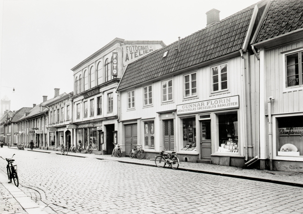 Butiker och en fotoateljé på Södra Långgatan.