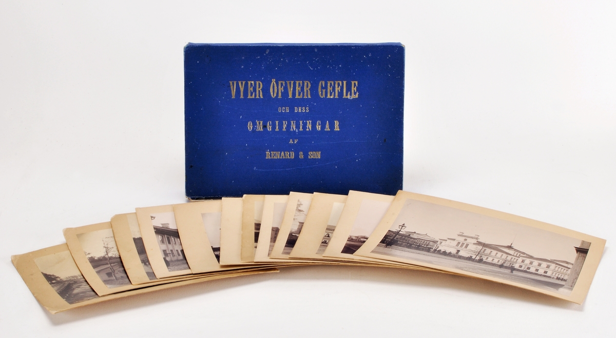Blå kartong innehållande 12 kabinettkort med vyer från Gävle. Fotografierna är monterade på styv kartong. Fotografierna är tagna av Renard & Son kring 1890-1892.

Enligt en annons i Norrlandsposten den 21 december 1892, sålde Renard & Son en bildsvit med 12 st kabinettkort över Gävle år 1892.