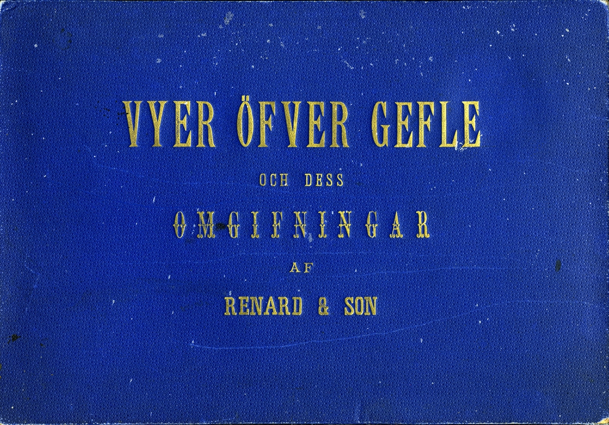 Blå kartong innehållande 12 kabinettkort med vyer från Gävle. Fotografierna är monterade på styv kartong. Fotografierna är tagna av Renard & Son kring 1890-1892.

Enligt en annons i Norrlandsposten den 21 december 1892, sålde Renard & Son en bildsvit med 12 st kabinettkort över Gävle år 1892.