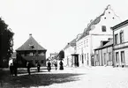 Vy över Lilla Torget med Domprostgården, brunnen och Dahmska huset.