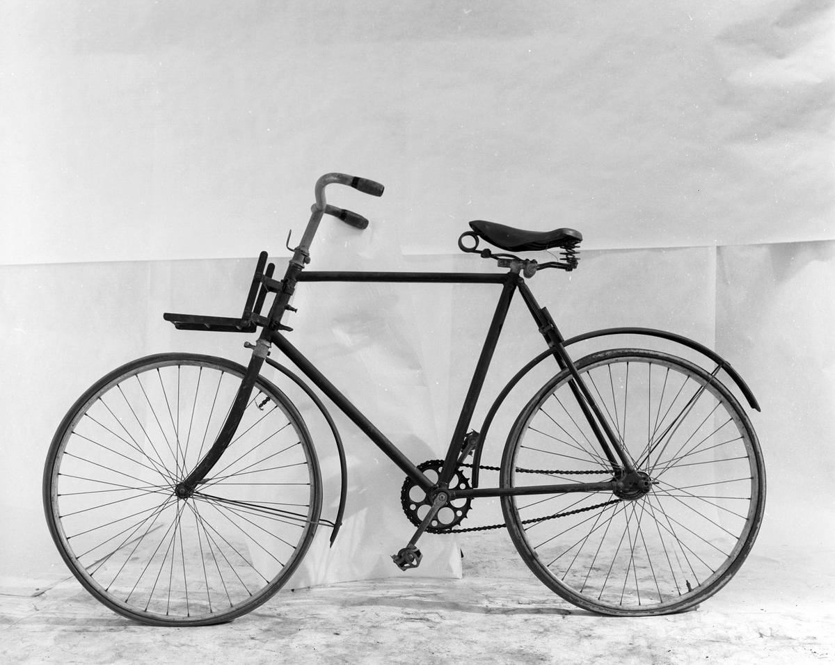Cykel från 1800-talets slut.
Svartmålad. Gummidäck. Pakethållare i fram. Brun sadel av läder.
Den är tysk och är av märket Brennabor, modell No 1. Firman låg i Brandenburg.
Den är från sista årtiondena på 1800-talet.
Registreringsskyl i glas, nummer 5198.