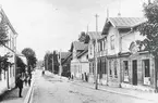 Långgatan i Nybro omkring 1910 med grosshandlare Claes Ågrens affär.