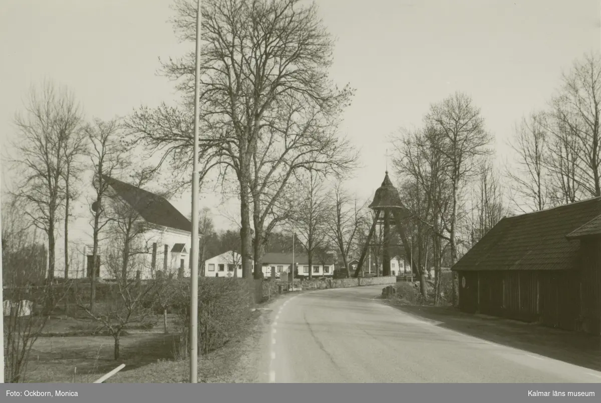 Karlslunda kyrka med klockstapel i Påryd.