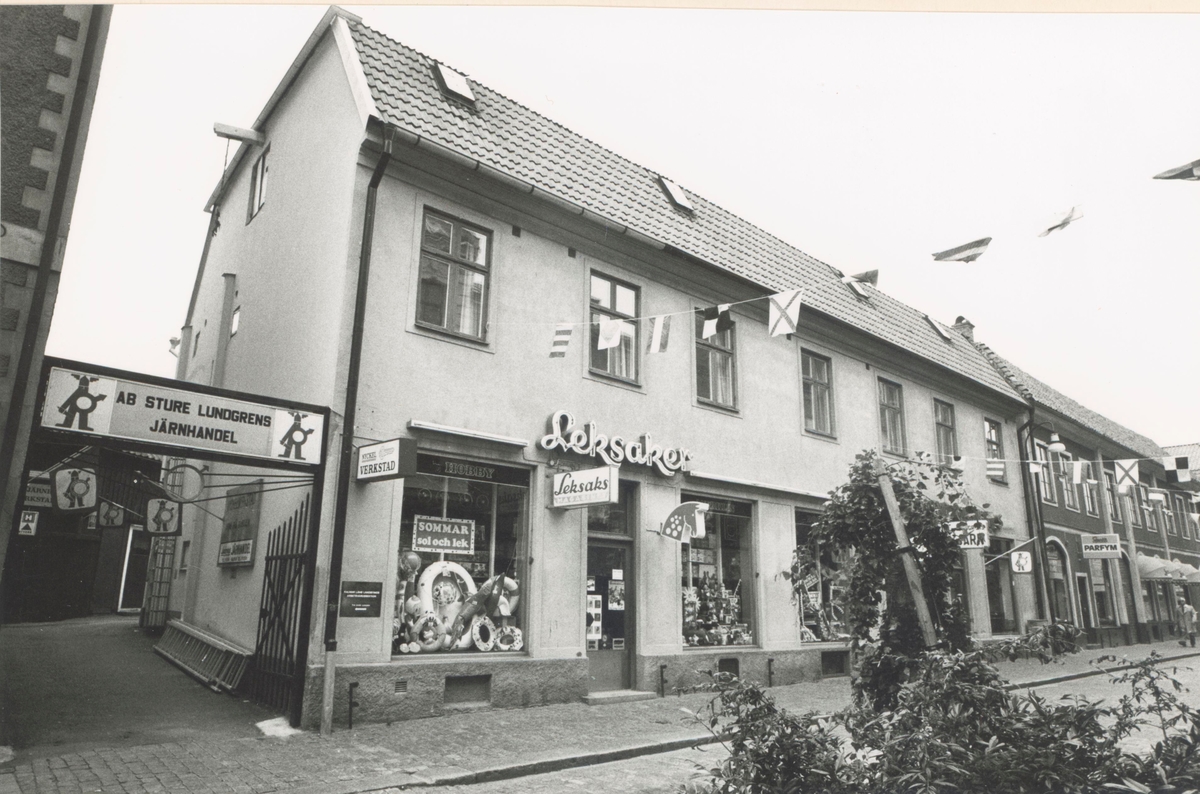 Lundgrens järn. Fasad mot Södra Långgatan-Kaggensgatan, Kvarnholmen väster om Västra Sjögatan. Bilderna är tagna inom ramen för Kalmar kommuns inventering av Kvarnholmens bebyggelse 1970-1971 och skänkta till länsmuseet.
