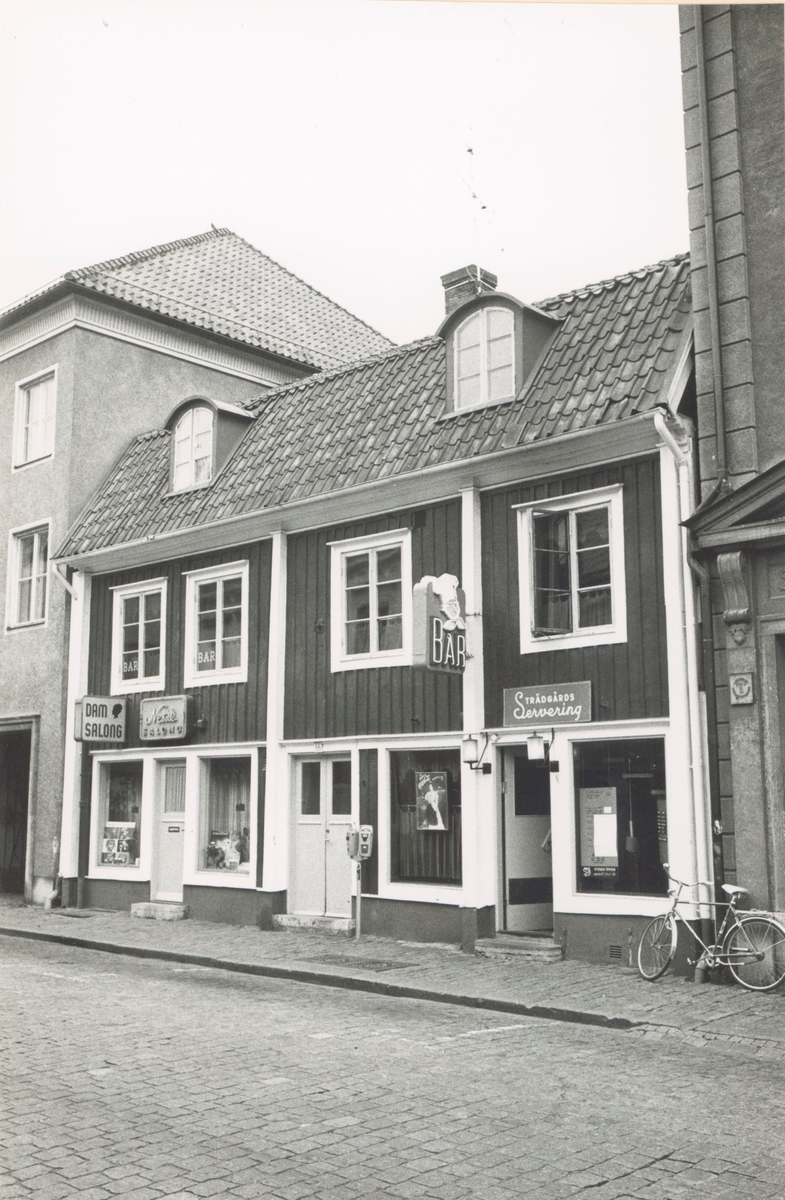 Fasad mot Södra Långgatan, Kvarnholmen väster om Västra Sjögatan. Bilderna är tagna inom ramen för Kalmar kommuns inventering av Kvarnholmens bebyggelse 1970-1971 och skänkta till länsmuseet.