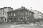 Fasad mot Västra Sjögatan - Norra Långgatan, Kvarnholmen väster om Västra Sjögatan. Bilderna är tagna inom ramen för Kalmar kommuns inventering av Kvarnholmens bebyggelse 1970-1971 och skänkta till länsmuseet.