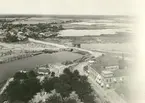 Vy norrut från det nybyggda vattentornet. Elverket, färdigt 1908, finns ej på bilden. På nuvarande brandstationens plats syns det gamla ridhuset.