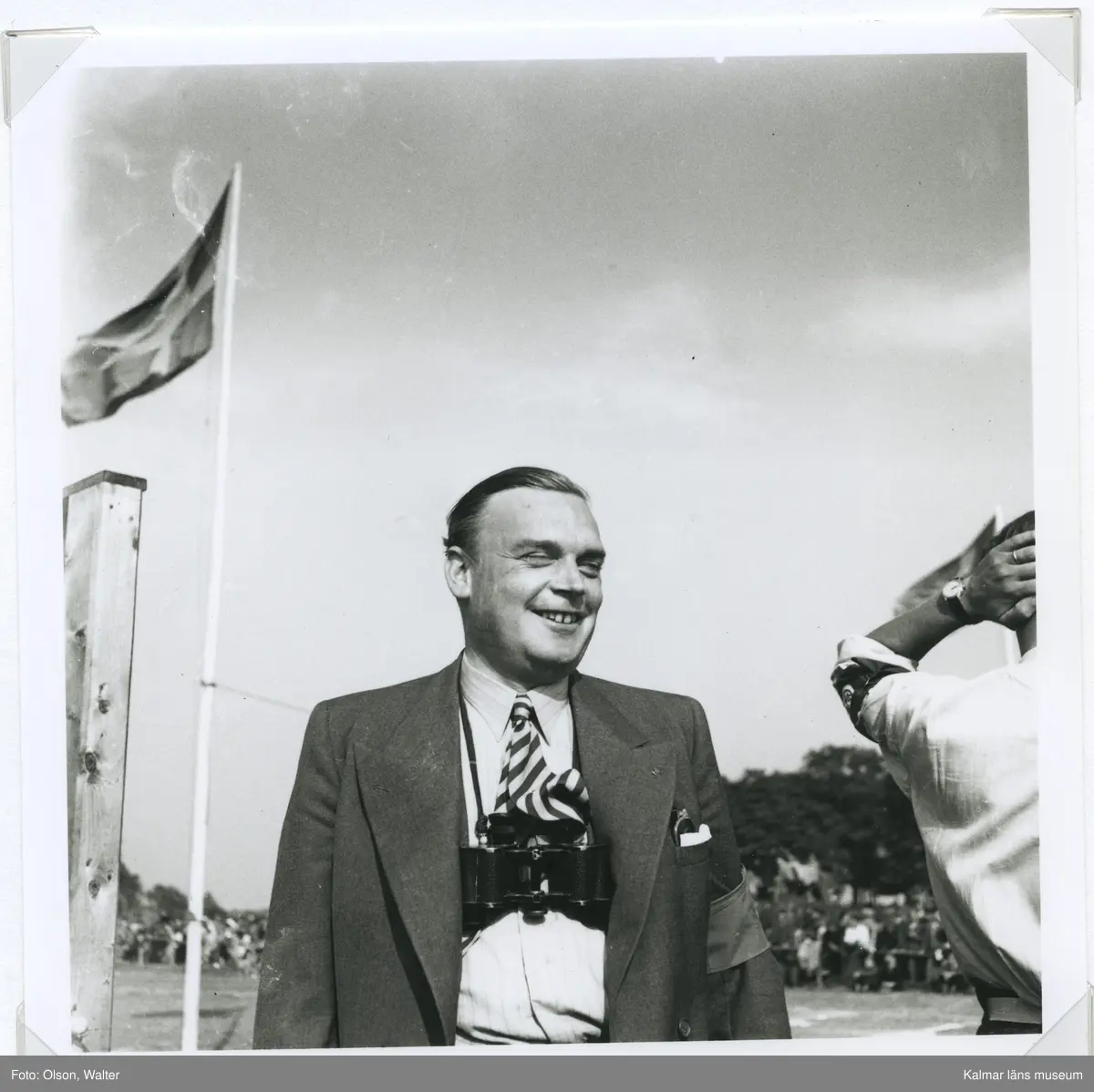 Bengt Skogström Mercedeshandlare från Växjö, Svenska Motorfederationens kontrollant på banan.

Foto 1948-09-12